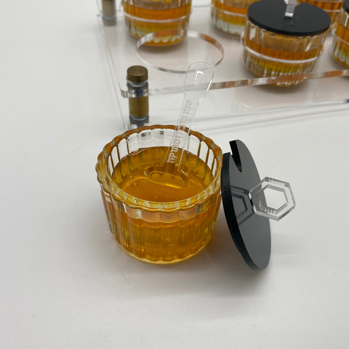 Luxury Rosh Hashanah Honey Dish Set – 6 Acrylic Honey Bowls with Engraved “Shanah Tovah” Spoons