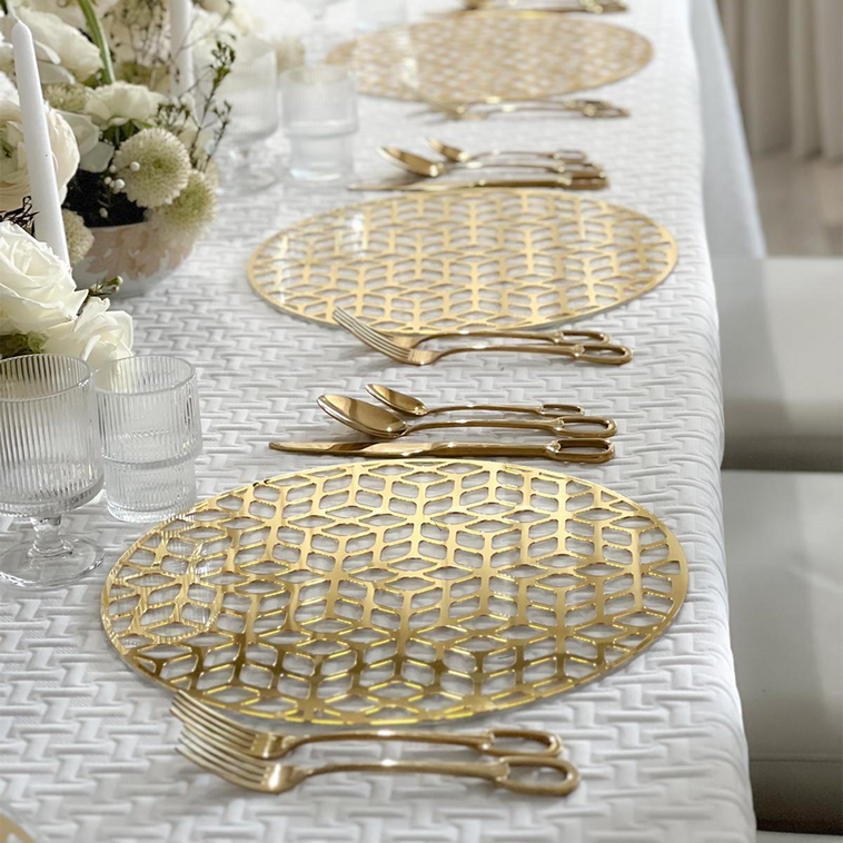 Lucite & Laser Cut Chargers 4pk - LEHADAR